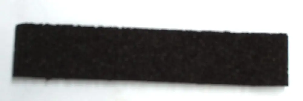 Schwarzes, rechteckiges Gummi- oder Plastikteilstück mit einer glatten Oberfläche, vermutlich zur Dichtung oder als O-Ring von der Marke Daikin.